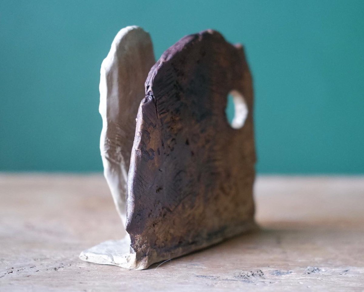 Fonda_JF's tweet image. Slab pot/sculpture
Stoneware 
JF23

#stoneware #slabpot #slabbuilt #clay #pottery #ceramic #ceramics #amateurceramics #organicforms #texture #texturedceramic