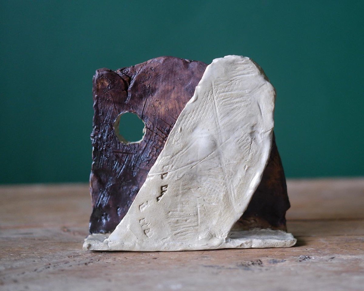 Fonda_JF's tweet image. Slab pot/sculpture
Stoneware 
JF23

#stoneware #slabpot #slabbuilt #clay #pottery #ceramic #ceramics #amateurceramics #organicforms #texture #texturedceramic