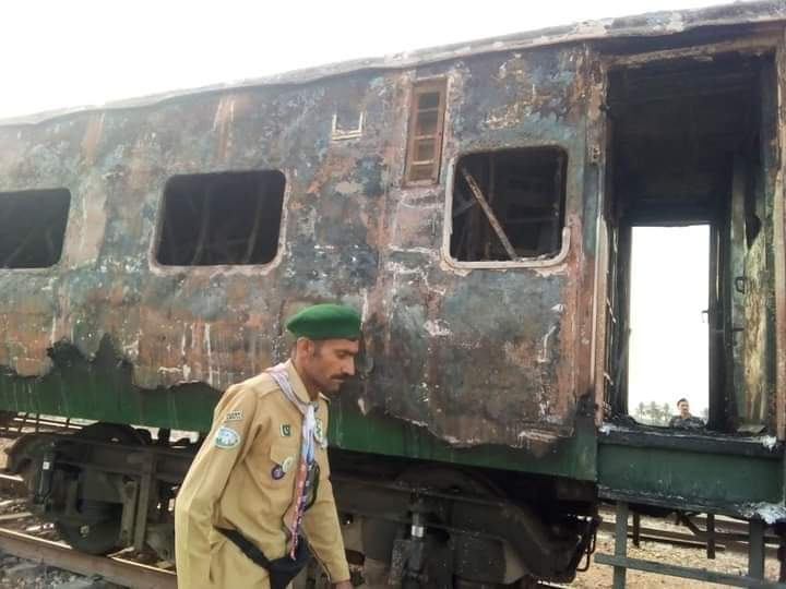 پی ڈی ایم تحریک انصاف جھگڑے ججوں کی بھڑکیں ایک طرف ، کیا اشرافیہ کو خبر ھیکہ کراچی سے جانیوالی ٹرین میں آگ لگی 15 منٹ تک پھیلتی رہی عملے کے پاس آگ بجھانے کی آلات نہ تھے نتیجتا پھول جیسے بچوں سمیت 7 افراد زندہ جل گئے ریلوے میں یہ پہلی غفلت ہے نہ آخری