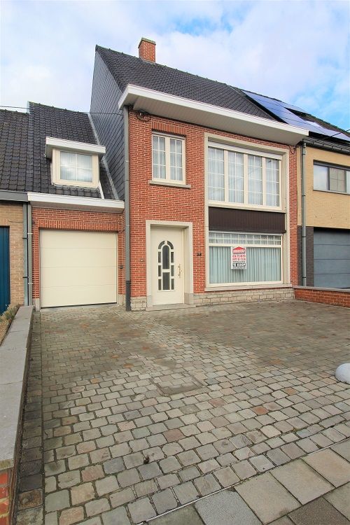 MyFutureHome_'s tweet photo. #TeKoop 🏡 Statige klassevolle woning met 3 slaapkamers, CV, garage en tuin.  Opp 248m².  (Ref.15176)
📍 #Izegem 💰 € 307900
📸 Contacteer de verkoper en bekijk meer foto's op https://t.co/9vnVlNGpmn
#myfuturehome #vastgoed #tekoop #Izegem #Huis #Huistekoop #vastgoedplatform https://t.co/hcDEMK1559