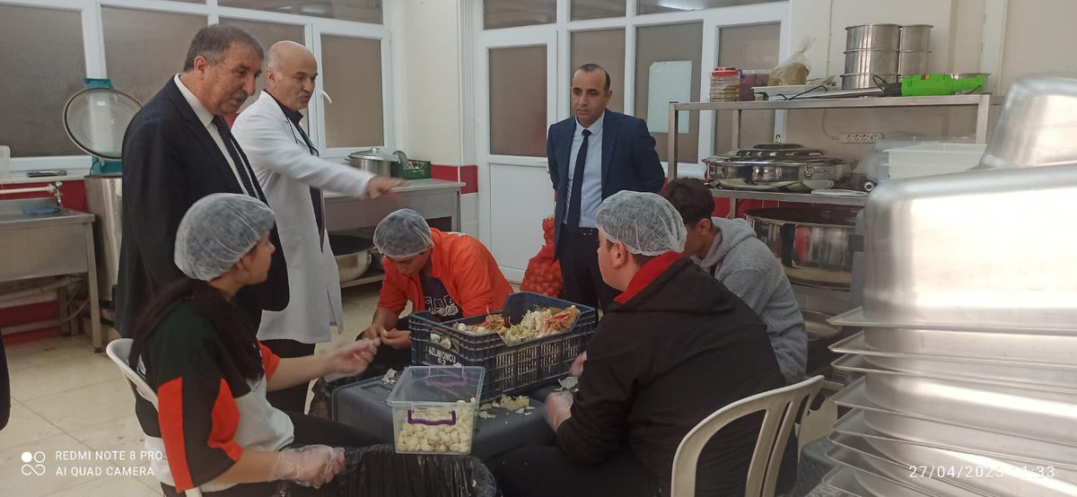MemNiksar's tweet photo. İlçe Milli Eğitim Müdürümüz Sayın Hasan Şerifler, Niksar İlçemizde Temel Eğitim Okullarına taşıma yemeği yapan Niksar Mesleki ve Teknik Anadolu Lisesi yemekhanesini denetledi. Yemeklerin yapımında emeği geçen herkese teşekkür etti.@ahmetozdemirmem @tcmeb https://t.co/OiwpMfc9jI