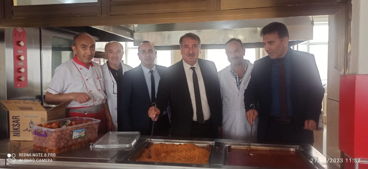 MemNiksar's tweet photo. İlçe Milli Eğitim Müdürümüz Sayın Hasan Şerifler, Niksar İlçemizde Temel Eğitim Okullarına taşıma yemeği yapan Niksar Mesleki ve Teknik Anadolu Lisesi yemekhanesini denetledi. Yemeklerin yapımında emeği geçen herkese teşekkür etti.@ahmetozdemirmem @tcmeb https://t.co/OiwpMfc9jI