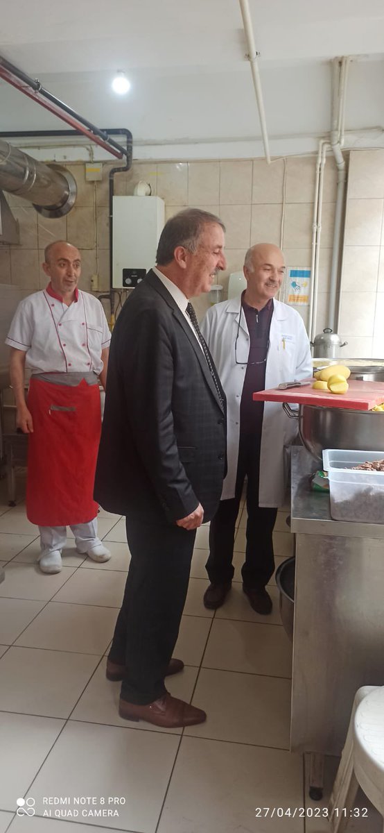 MemNiksar's tweet photo. İlçe Milli Eğitim Müdürümüz Sayın Hasan Şerifler, Niksar İlçemizde Temel Eğitim Okullarına taşıma yemeği yapan Niksar Mesleki ve Teknik Anadolu Lisesi yemekhanesini denetledi. Yemeklerin yapımında emeği geçen herkese teşekkür etti.@ahmetozdemirmem @tcmeb https://t.co/OiwpMfc9jI
