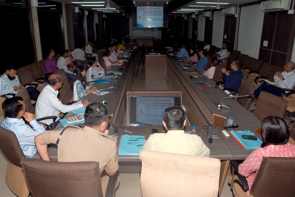 collectorkheda's tweet photo. આજરોજ જિલ્લા કક્ષાનો લોક ફરિયાદ નિવારણ કાર્યક્રમ યોજાયો .દબાણ,વીજ કનેક્શન,રોડ રસ્તા,આવકનો દાખલો,સ્પીડ બ્રેકર તથા સ્ટ્રીટ લાઈટની સુવિધા,આરબીએસકે,સીસી રોડ,આકરણી અને પુરવઠા જેવા મુદ્દાઓના કુલ ૨૧ પ્રશ્નો પૈકી ૧૬ હાજર અરજદારોના પ્રશ્નોની રજૂઆત સાંભળી નિકાલ કરાયો.@CMOGuj @infokhedagog https://t.co/6UkaliOMPv