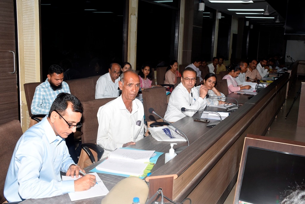 collectorkheda's tweet photo. આજરોજ જિલ્લા કક્ષાનો લોક ફરિયાદ નિવારણ કાર્યક્રમ યોજાયો .દબાણ,વીજ કનેક્શન,રોડ રસ્તા,આવકનો દાખલો,સ્પીડ બ્રેકર તથા સ્ટ્રીટ લાઈટની સુવિધા,આરબીએસકે,સીસી રોડ,આકરણી અને પુરવઠા જેવા મુદ્દાઓના કુલ ૨૧ પ્રશ્નો પૈકી ૧૬ હાજર અરજદારોના પ્રશ્નોની રજૂઆત સાંભળી નિકાલ કરાયો.@CMOGuj @infokhedagog https://t.co/6UkaliOMPv