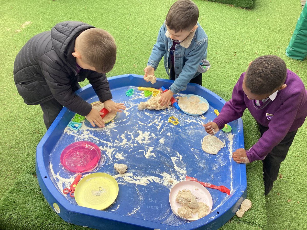 HPA_Philip_Lane's tweet image. Busy week in reception! We can barely keep up! 
#HPAPLEYFS