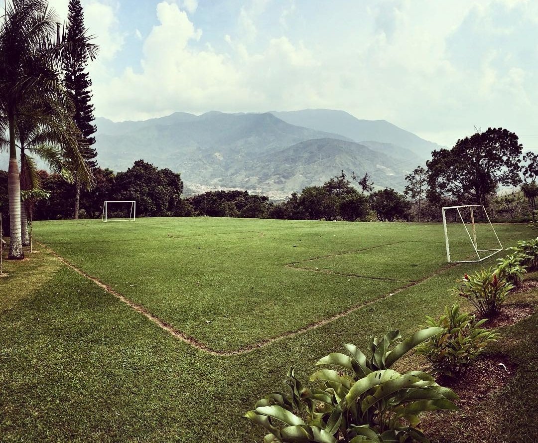 Pitch of the day! Today, we´re off to beautiful #Colombia and this pitch in a peaceful looking setting in the town Barbosa, Antioquia Department 🇨🇴⚽ @JustinWalley10 @Gareth19801 @RUSNLF @robertmdaws @PatsFballBlog @NonLeagueCrowd @ViCoCoaching