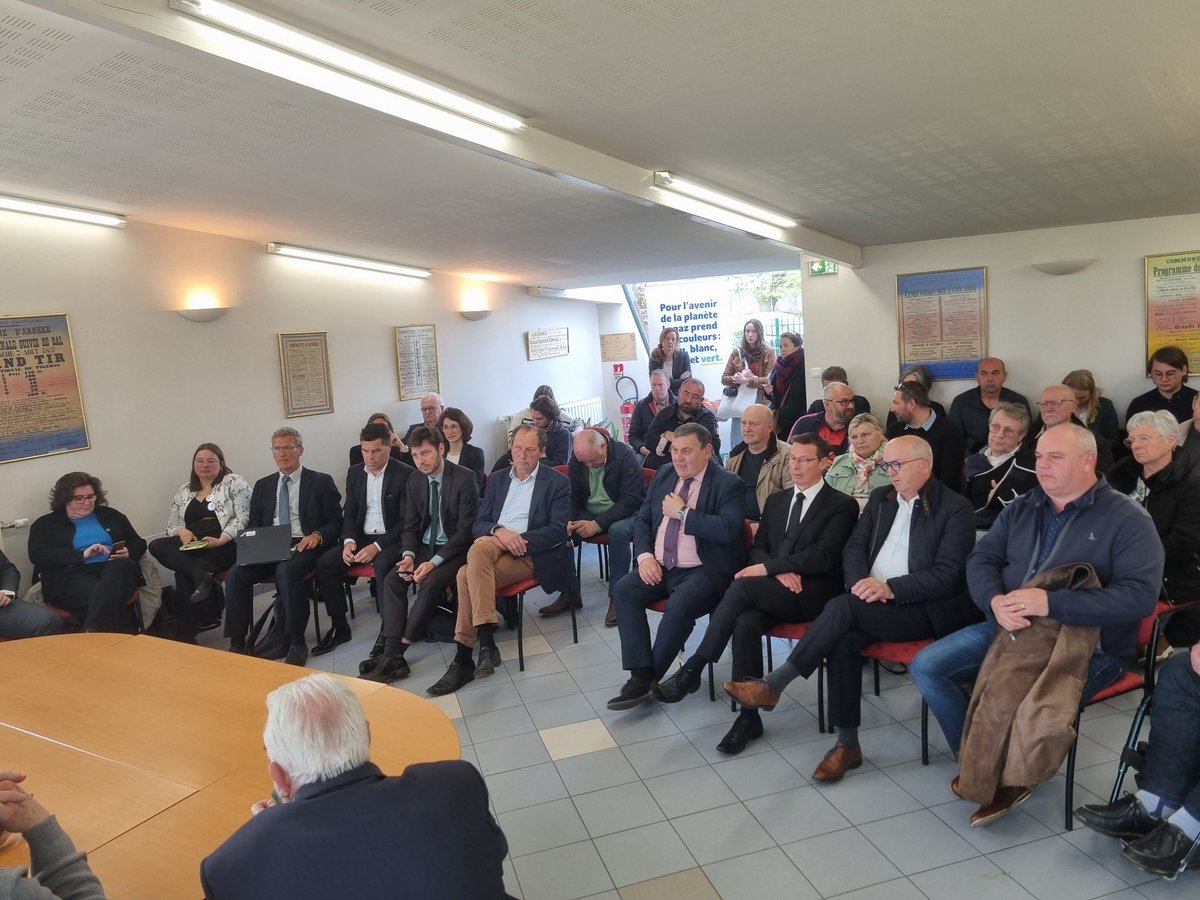 EnergieFlandre's tweet photo. Michel Decool @siecf et @FrederiMartin @GRDF renouvellent le contrat de concession gaz à #Arnèke
Cet accord exprime notre volonté commune d'agir en faveur de la transition écologique en #Flandre:
✅ sécurité des installations 
✅ méthanisation/gaz vert
✅ mobilité propre bioGnv https://t.co/QzoE4dFOeB