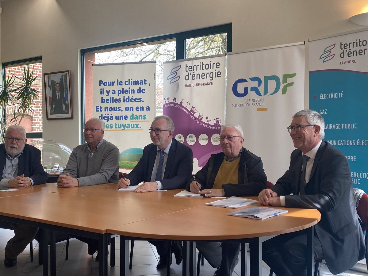 EnergieFlandre's tweet photo. Michel Decool @siecf et @FrederiMartin @GRDF renouvellent le contrat de concession gaz à #Arnèke
Cet accord exprime notre volonté commune d'agir en faveur de la transition écologique en #Flandre:
✅ sécurité des installations 
✅ méthanisation/gaz vert
✅ mobilité propre bioGnv https://t.co/QzoE4dFOeB