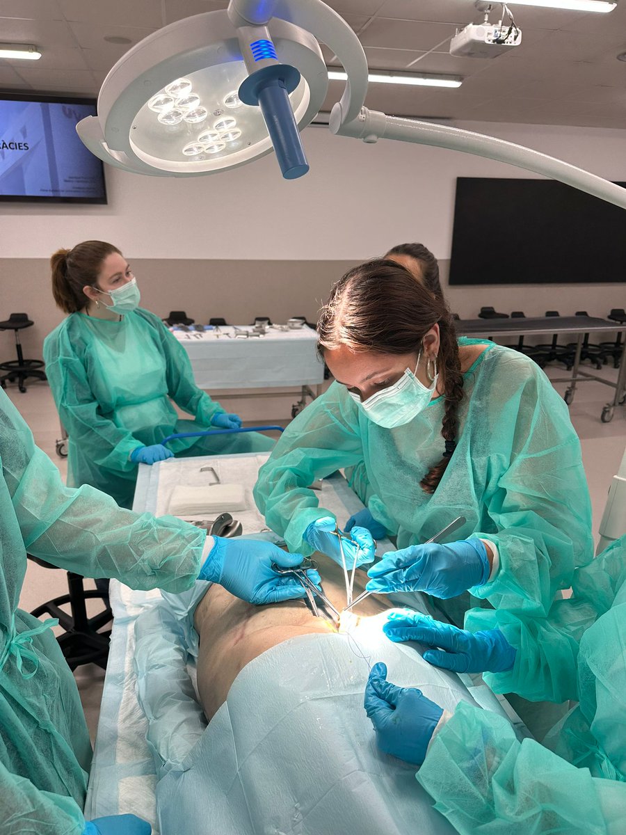 📢 Els estudiants de 3r de #Medicina UDT Manresa-UDT Vic realitzen una pràctica de laparatomia exploradora, anatomia, material i tècnica quirúrgica amb cadàver a l'assignatura de digestiu