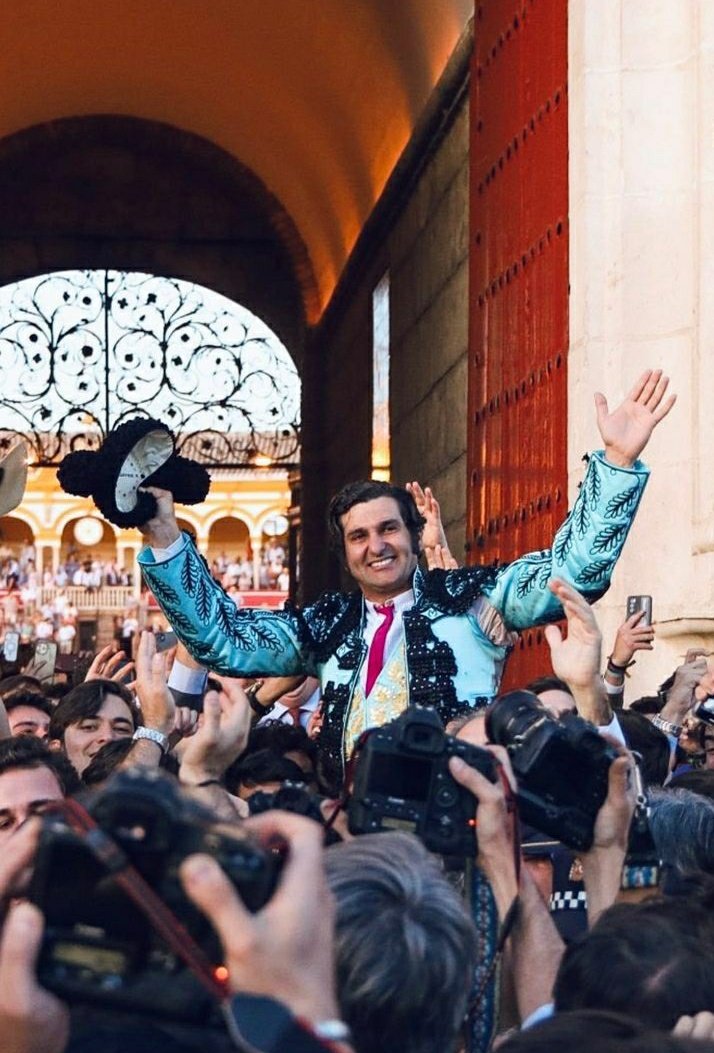 ftorodelidia's tweet photo. ♉ 26 de abril: la histórica tarde de Morante de la Puebla en Sevilla, presente en las portadas de los principales medios de comunicación.

🗞️ HILO de un día que ya es historia de la tauromaquia. https://t.co/ZBbTHQq07u