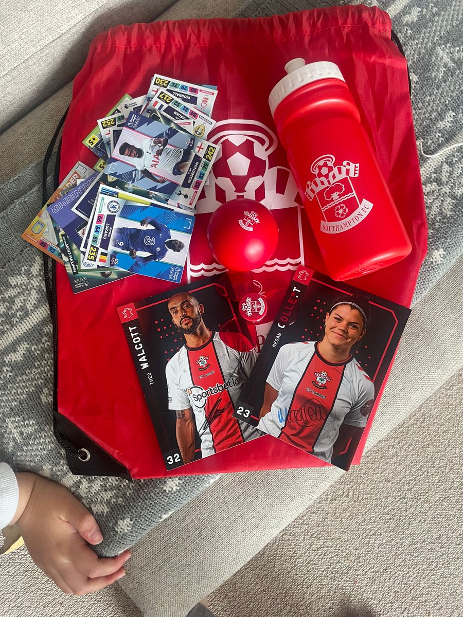 Massive thank you to Tara at <a href="/SouthamptonFC/">Southampton FC</a>  for sorting out these gifts for my 2 daughters as we unfortunately had to miss their first ever game due to illness. Absolutely world class and hoping the 3 points are coming later #SaintsFC #peoplesclub