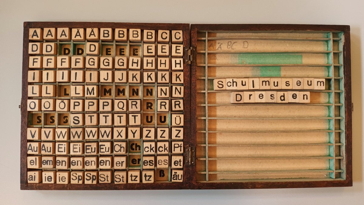 Aus den Sammlungen des #SchulmuseumDresden: 

ABC-Lesekasten, 1920er Jahre 🔤📖