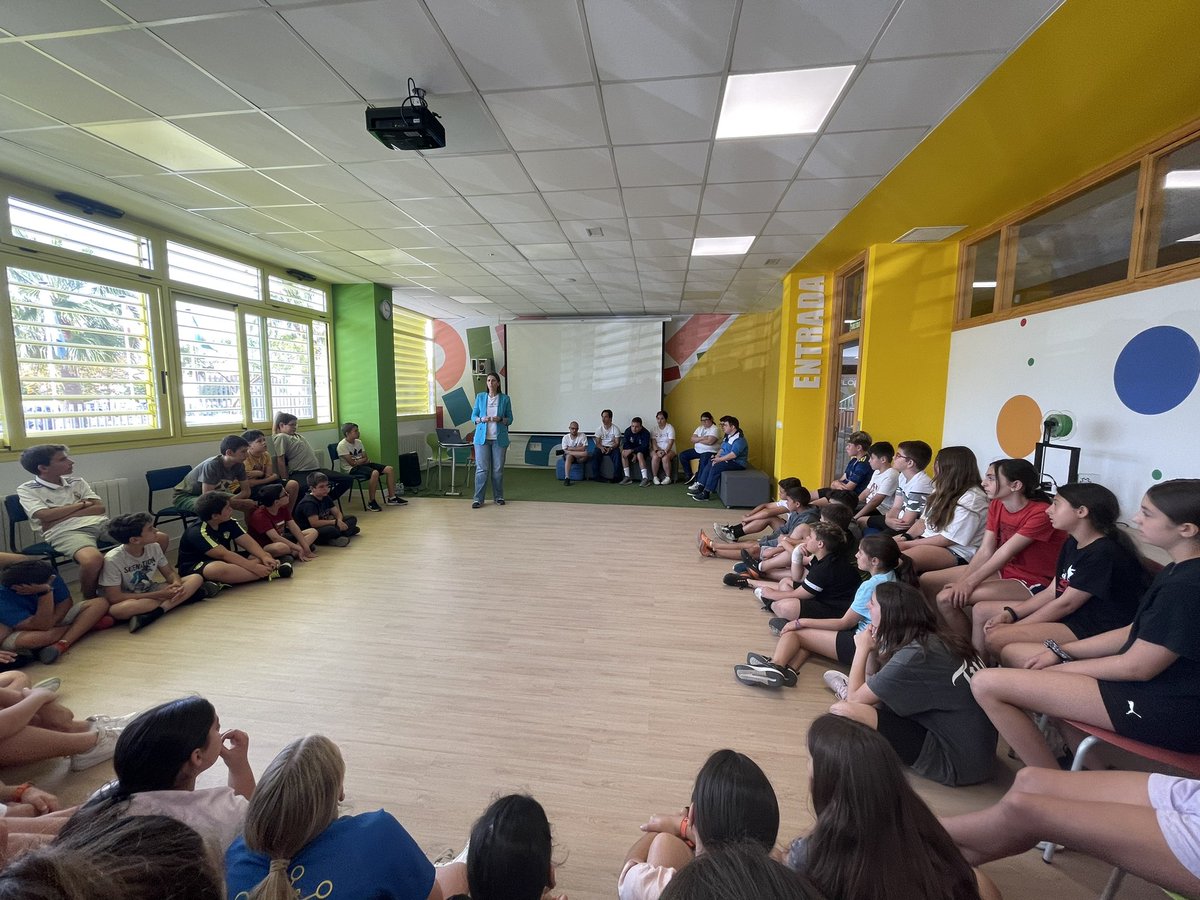 CEIPFlorAzahar's tweet photo. Esta mañana nos visita la Asociación Nena Paine, han participado en la radio escolar y han realizado una charla al alumnado de 6 de primaria. Nos han contando la labor tan importante que realizan en su nuevo proyecto,”Los súper Currantes”@aurecaba @mercedesgpaine https://t.co/x7EiGAv7Am