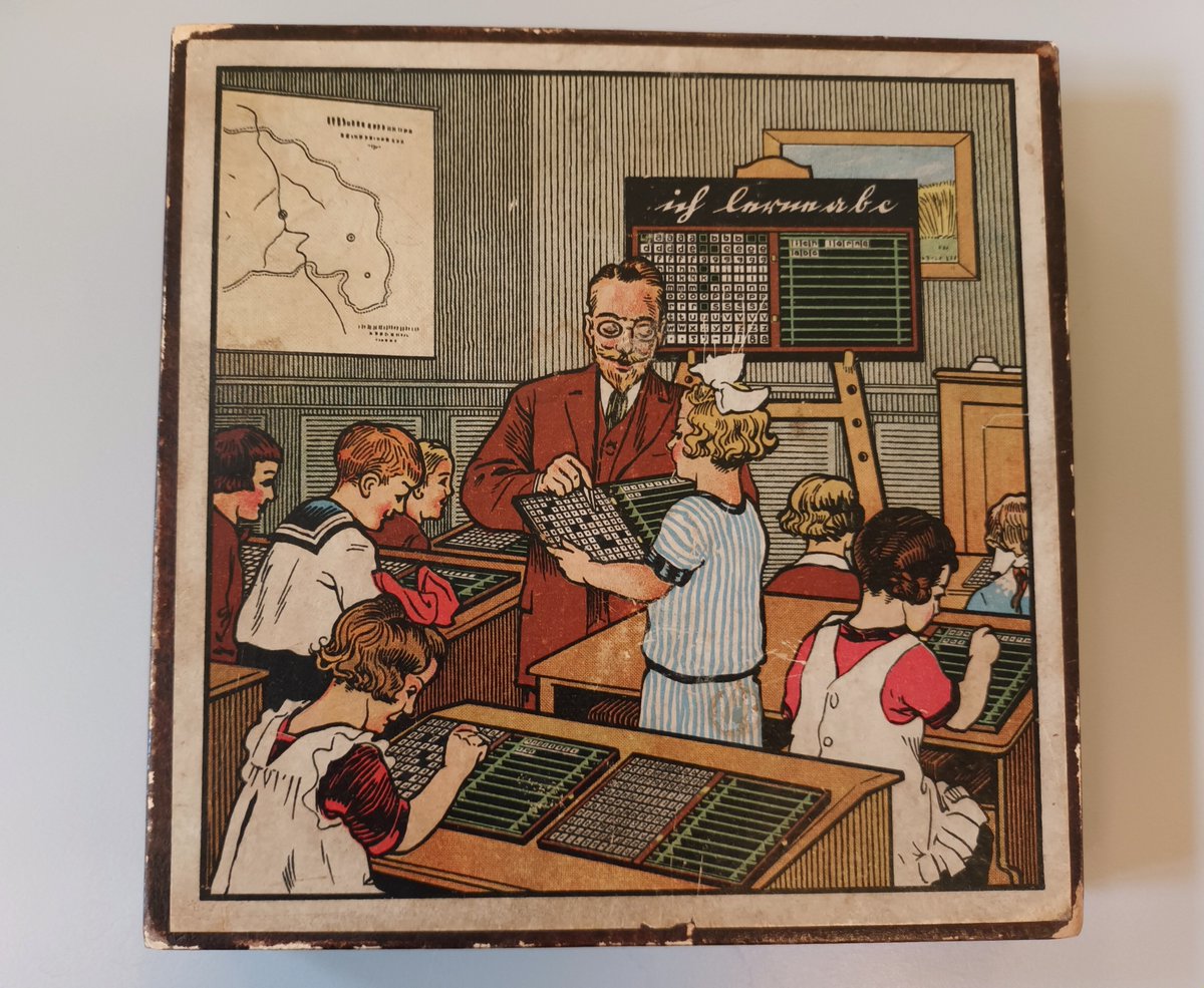 SchulmuseumDD's tweet photo. Aus den Sammlungen des #SchulmuseumDresden: 

ABC-Lesekasten, 1920er Jahre 🔤📖 https://t.co/pNYKMdghpv