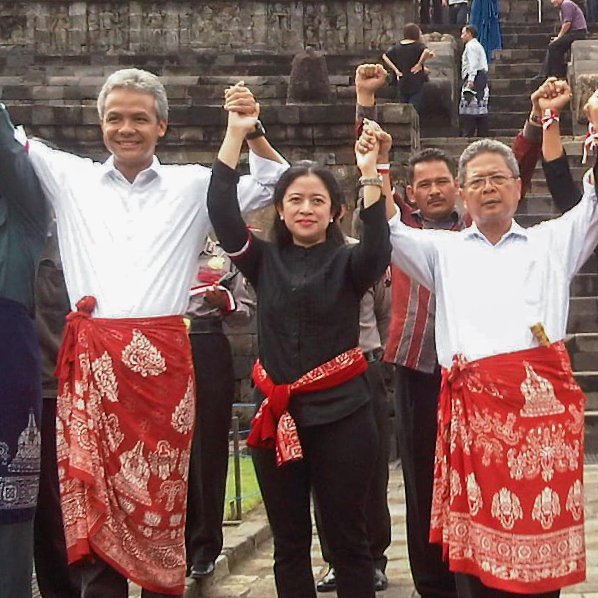 puanmaharani_ri's tweet photo. 10 tahun lalu kita sudah berjuang bersama. Kini 10 tahun berlalu, kita diberi kesempatan untuk terus melanjutkan perjuangan itu… 😊🤟🏼

Berjuang bersama rakyat, menyatu dengan rakyat, mengetuk hati rakyat dan tegak lurus pada cita-cita kesejahteraan untuk rakyat… https://t.co/bmFZl0nZjm
