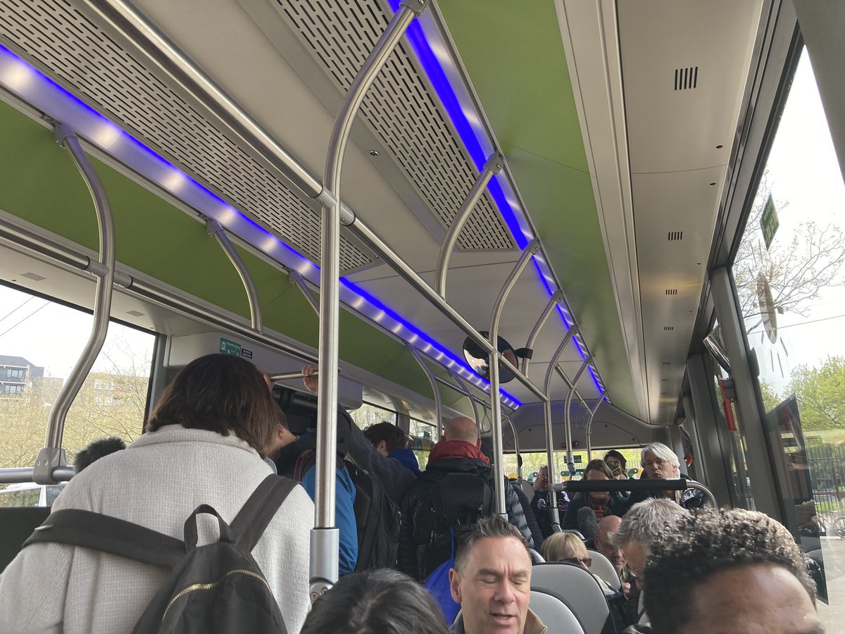 KemalRijken's tweet image. Arrangement A. gaat weer weg. Wij lopen niet mee achterin de stoet. Nu terug naar noordzijde Maas. Er wordt een liedje gedraaid in de bus over ‘het prachtige Rotterdam’ #why? #leaveme #koningsdaginrotterdam