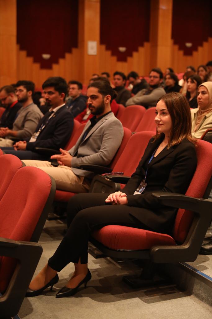universitemDEU's tweet photo. Rektörümüz @hotar_nukhet:"Bu yıl 6'ncısı gerçekleştirilen ve yoğun ilgi gören #DETECH'te, mühendis adaylarımıza sektörel bilginin ve tecrübe paylaşımının öneminden bahsettik. 3 gün sürecek konferansın verimli geçmesini diliyor;  #DEÜ-IEEE Öğrenci Topluluğumuzu kutluyoruz." https://t.co/scpedZaP4H