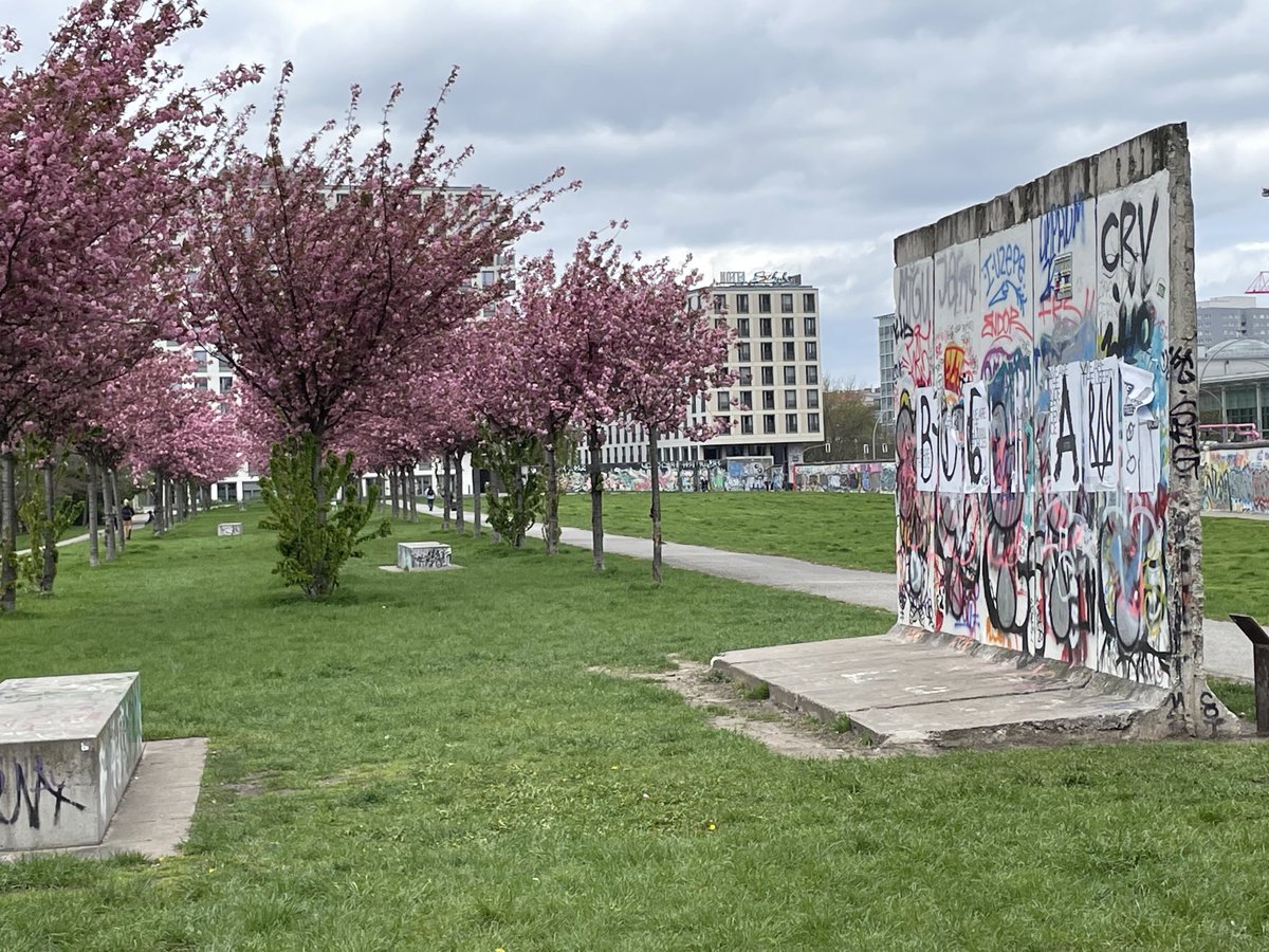 Lesetrangers's tweet photo. Berlin city break - absolute treat ❤️🧡🖤⁦@garythomasball⁩ https://t.co/NOFNC6KrJ2