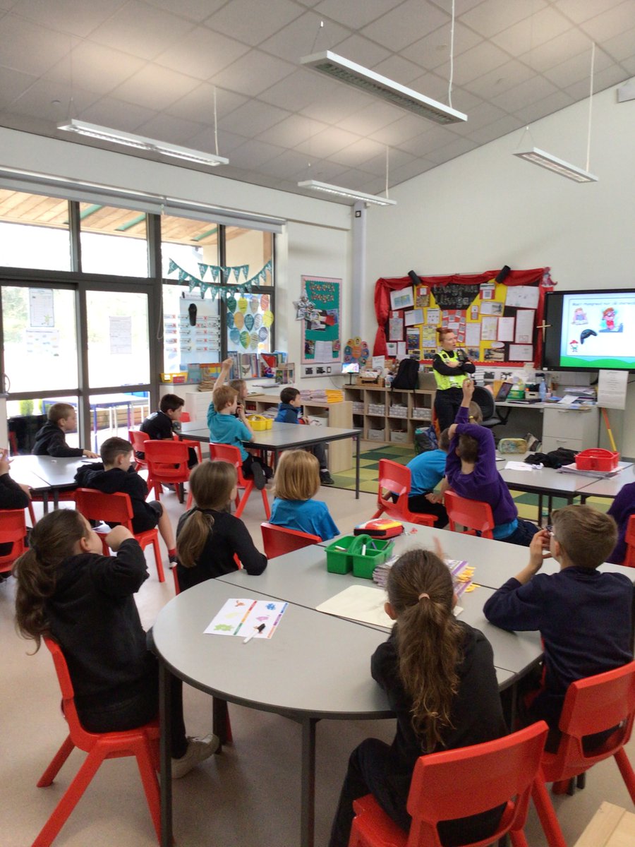 CarregHirfaen's tweet photo. Diolch yn fawr iawn i PC Boyte am sesiwn ar sut i gadwโn ddiogel ar y we #RhosCH #digidolCH https://t.co/YbJAP1pbbN