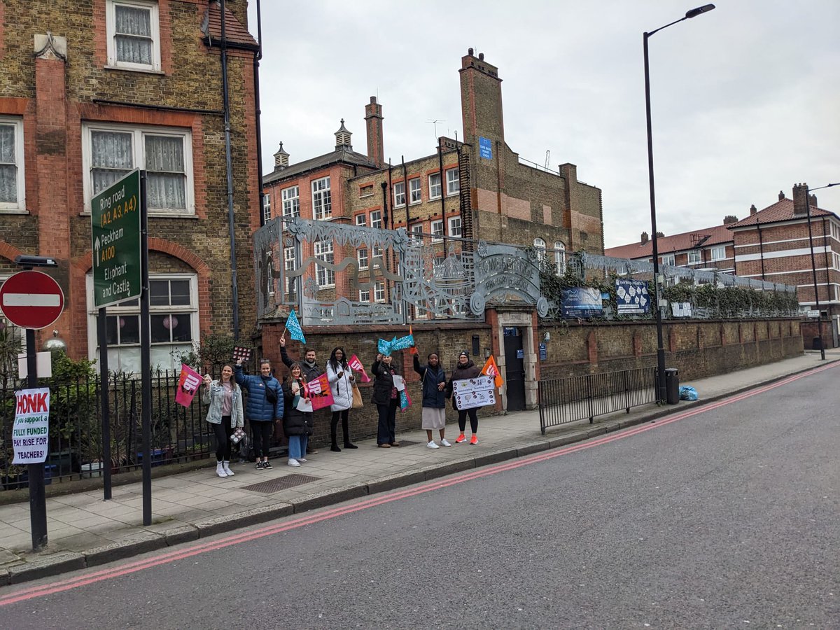 Here’s a thread of some of the fantastic picket lines across Southwark this morning! School workers are fighting for proper funding for our young people’s futures, and fair pay to fight the recruitment and retention crisis facing education in this country.

#SaveOurSchools #PayUp