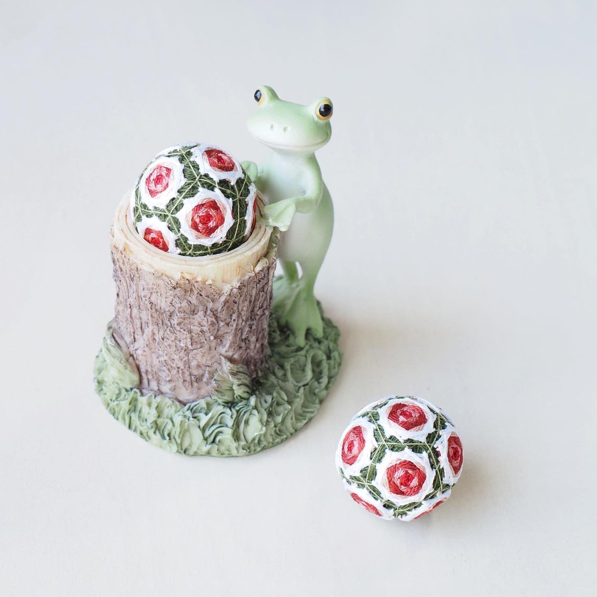 ∵∴∵∴∵∴ 受注制作で販売中です🧵∵∴∵∴∵

母の日💐
カーネーションの花束の手毬簪です
ショップで販売開始しましたので、
ぜひ覗いてみてください👀

minne.com/@rabo-na

#手毬  #アクセサリー #母の日 #ハンドメイド #ギフト #和柄  #新作 #japan #かんざし #てまり  #カーネーション