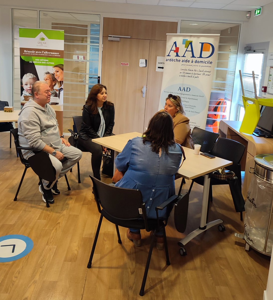 DvdChabal's tweet photo. Rencontre demandeurs/ employeurs/ organismes de formation au @PE_Privas pour la semaine des métiers du soinetde la santé...belle réussite pour promouvoir les métiers en tension. @emploi @recrutement https://t.co/3pa8kFs1Li