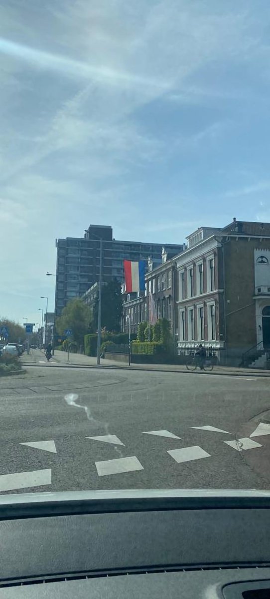 Wilde eerst geen vlag ophangen , dan maar deze kleine 🤣🤣