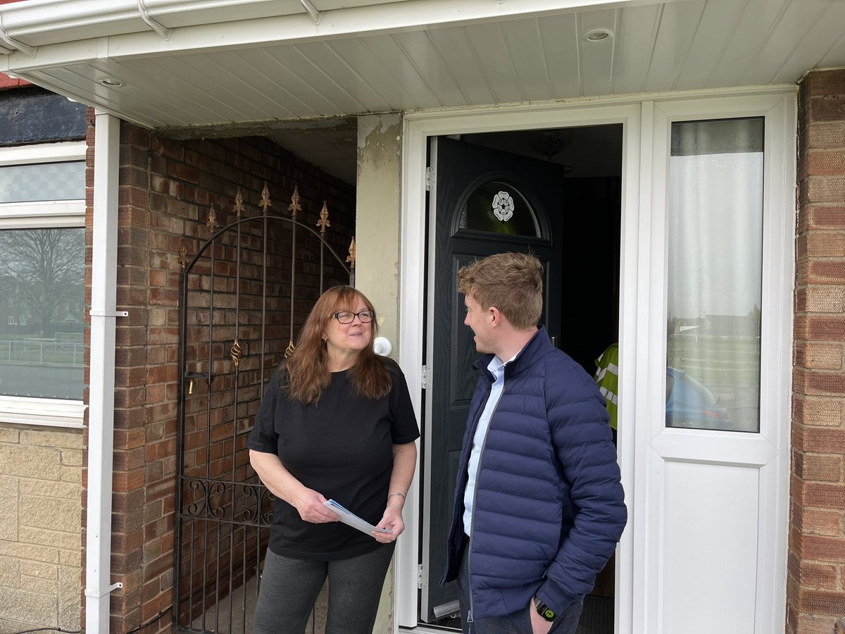 SirSimonClarke's tweet image. Beautiful morning to be out talking to residents in #Easterside about their excellent @Conservatives candidate Luke Hurst!  Lots of warm support for a positive campaign, and tough action on off-road bikes.
