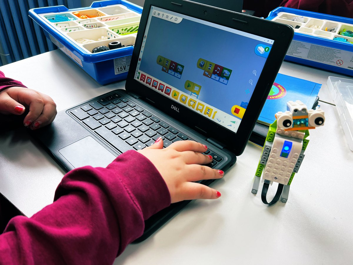 SouthCamPrimary's tweet image. Year 5 have started their first lesson this term using the #LegoWeDo by recapping our Year 4 experiences building a Spy Robot.
#welovesouthcamberley #primarycomputing #Lego #WeDo