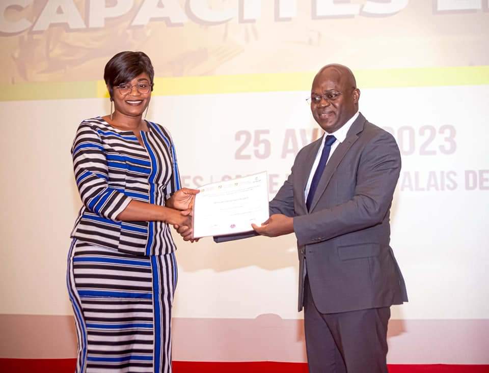 KouaroYves's tweet photo. J'ai co-présidé avec mon collègue ministre du tourisme Babalola Jean Michel Hervé Abimbola ce mardi 25 avril 2023, la cérémonie solennelle de remise d'attestation aux 583 professionnels aguerris en THR.
https://t.co/JJbyZNzPc4… https://t.co/E600soo7Iw