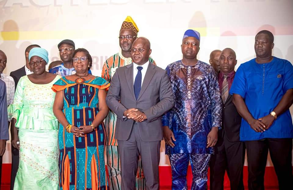 KouaroYves's tweet photo. J'ai co-présidé avec mon collègue ministre du tourisme Babalola Jean Michel Hervé Abimbola ce mardi 25 avril 2023, la cérémonie solennelle de remise d'attestation aux 583 professionnels aguerris en THR.
https://t.co/JJbyZNzPc4… https://t.co/E600soo7Iw