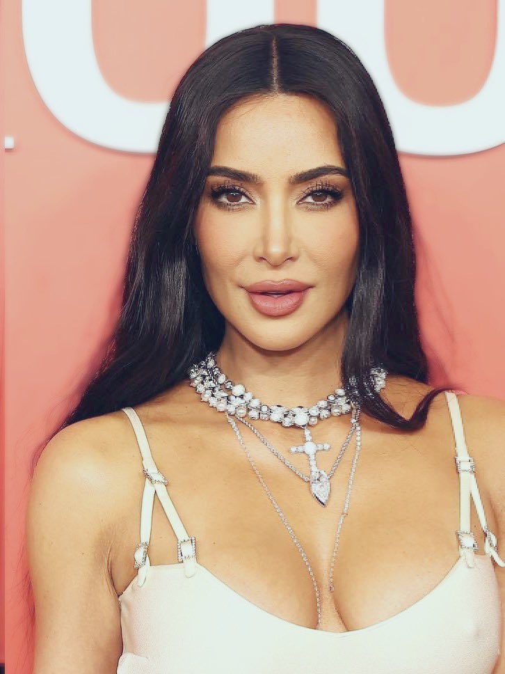 Kim Kardashian looked stunning at #Time100gala 🤩

📱 I used tools blur rosy, filter limestone, and makeup stardust from AirBrushApp

#AirBrushApp #KimKardashian