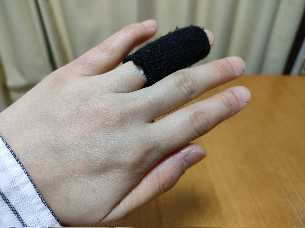 kiwi77085403's tweet photo. 職場で後輩に「手、大丈夫ですか」って聞かれて「上野クリニックみたいだよね」って言ったら全く通じなかった。若者のテレビ離れを痛感。 https://t.co/gzYaYWLKw9