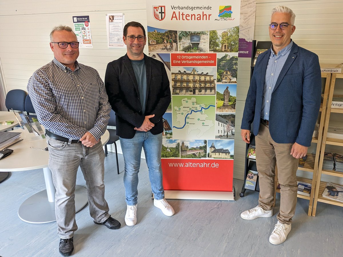 Im Rathaus der VG #Altenahr werden am 4. Mai sowie in den Folgemonaten jeden ersten Donnerstag #Baurecht- und Wasserberatungstage angeboten. #Flutbetroffene oder Interessierte können sich dort zu bau- und wasserrechtlichen Fragen beraten lassen.👉bit.ly/41UUxy4