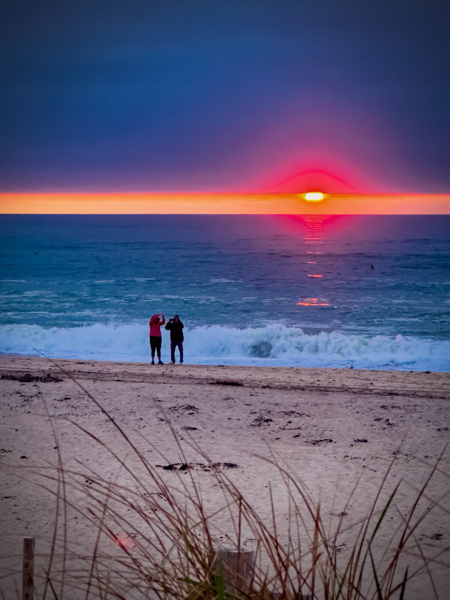 dariusaniunas's tweet photo. Just when I thought I’ve seen it all, today’s beach sunrise swoops in like, “hold my coffee!” 🌅☕😂
Nauset beach, Cape Cod. #sunrise #ocean #beach https://t.co/fgp8DWsa78