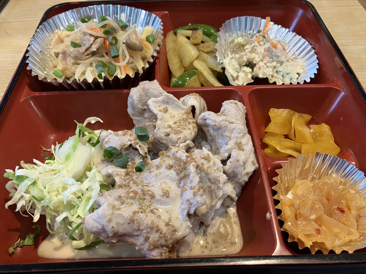 台東区蔵前の老舗店"大新"さんにて"日替弁当"を食しました😋豚しゃぶはボリュームもあり胡麻だれが最高！卯の花やビーフンの炒め物も手作りの美味さ！具沢山味噌汁やご飯も流石の味！これが670円で食べれるなんて！万歳東京👍