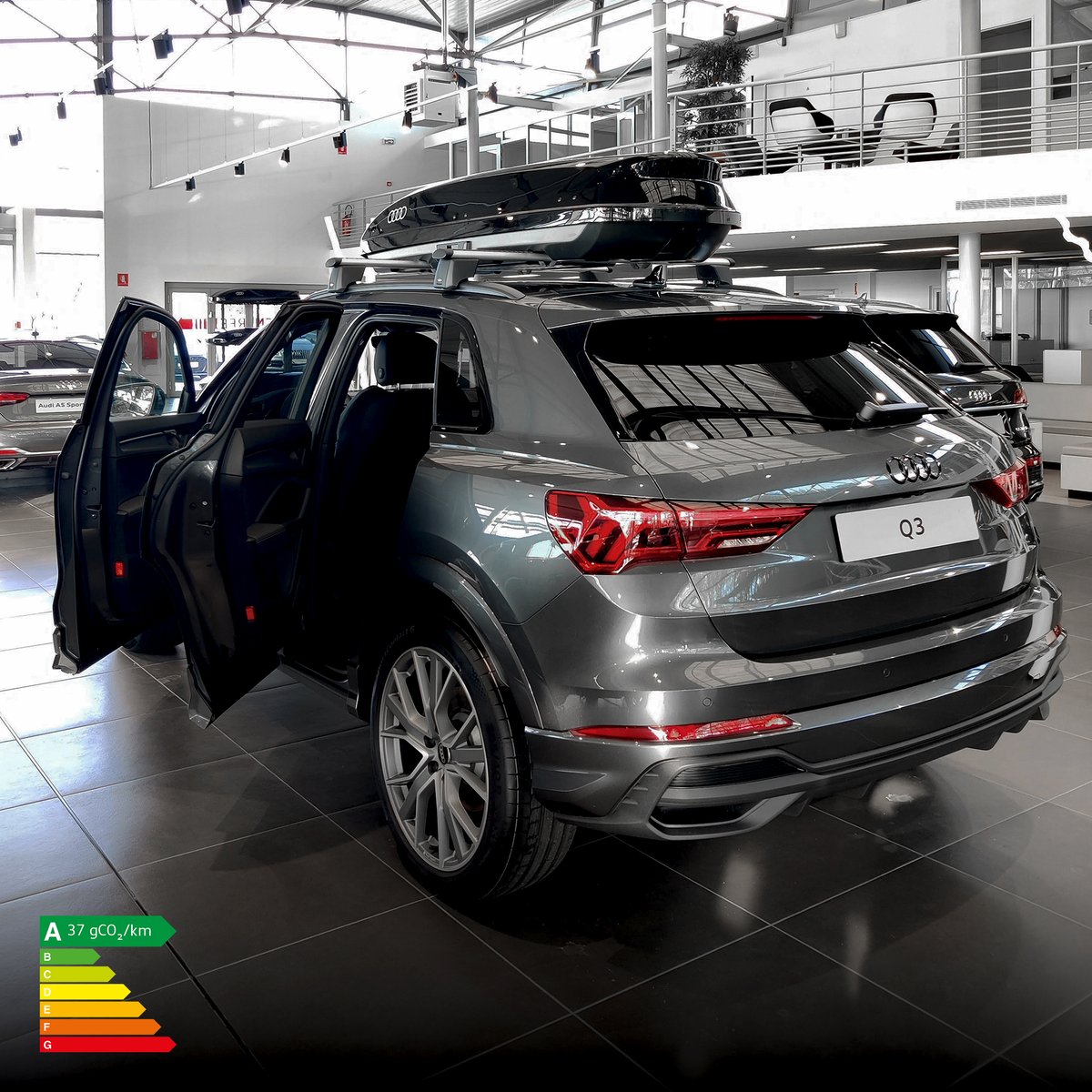 Audi_Montigny's tweet photo. Les vacances se préparent ! Découvrez les accessoires utiles d'Origine Audi® pour emporter l'essentiel. Ici, le coffre de toit multiplie la polyvalence de l'Audi Q3 ! 😎 

_
Au quotidien, prenez les transports en commun.
#SeDéplacerMoinsPolluer https://t.co/WN9Lm4FLGr