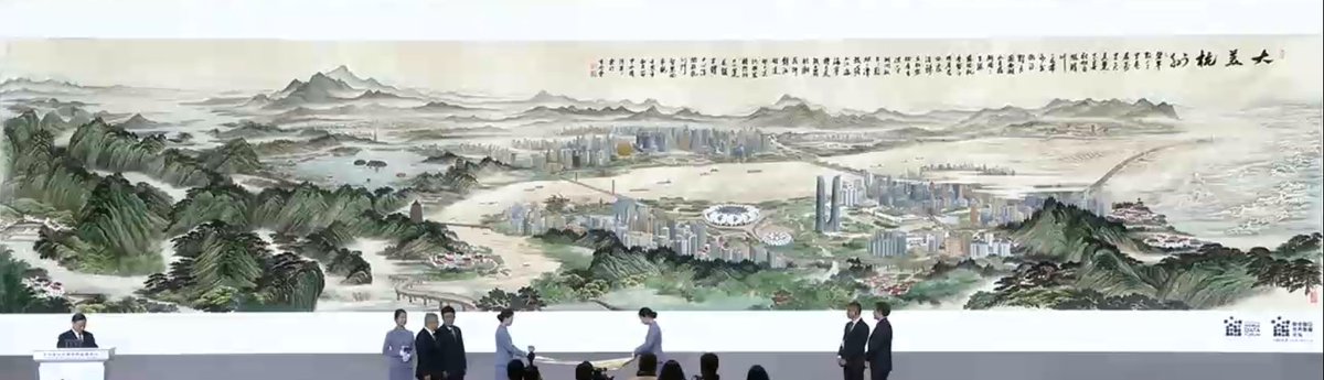 IISD_ENB's tweet image. China presents an artistic souvenir as a gift to Colombia, the host of the 2024 #UNWFD titled &quot;The Beauty of Hangzhou&quot; #UNDataForum
@UNDataForum #UNDataForum  #UNWDF2023