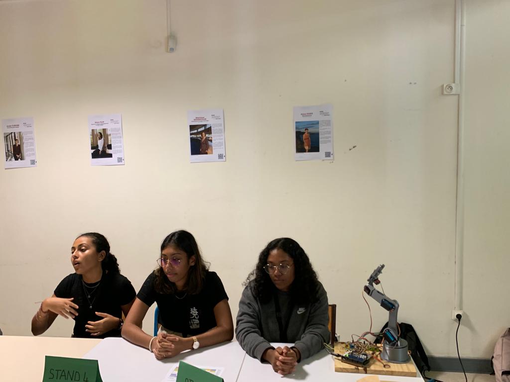 Près de 85 élèves <a href="/AcLaReunion/">Académie de La Réunion</a> à Filles &amp; #Maths 974 Nord pour découvrir le parcours de chercheuses, ingénieures, étudiantes à l'université &amp; en CPGE &amp; susciter des vocations scientifiques! 
Au final près de 150 élèves sur les deux bassins! 

Un grand merci à toutes et tous!