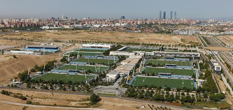 uodssfx's tweet photo. قام بيريز بالتعاون مع بلدية مدريد بتثمين قطعة الارض التي تضم ملعب التدريبات وحصل مقابل ذلك على مبلغ 480 مليون يورو 

ومن ثم قامت البلدية ببيع الأرض لأربع شركات منفصلة https://t.co/xG6cBgoPtW