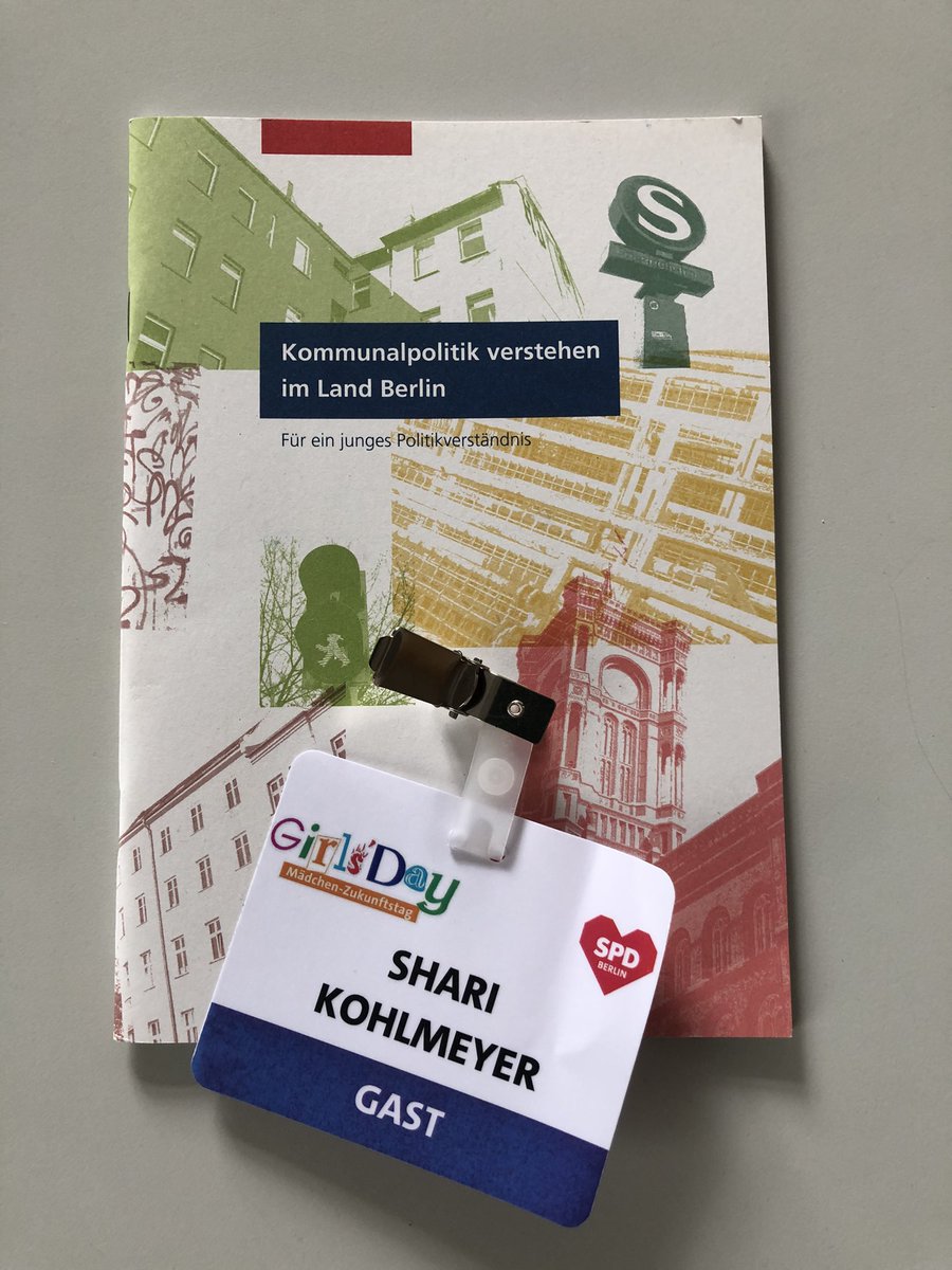 Shariiko's tweet photo. Heute zum #Girlsday bei den @JusosBerlin um junge Frauen* für Kommunalpolitik zu begeistern 💪🏽 https://t.co/555lztxcG9
