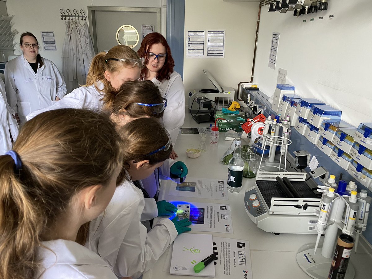 BAMResearch's tweet photo. Heute ist #GirlsDay bei #BAMResearch &amp; die Mädchen erleben einen Tag lang verschiedene Berufe + Aufgaben aus den #Materialwissenschaften &amp; probieren sich aus als Superheldin🦸🏼‍♀️, Detektivin🕵🏻‍♀️, Expertin👩🏽‍🔧, Agentin👩🏼‍💻 &amp; Forscherin👩🏻‍🔬 @Der_GirlsDay @Technologiepark https://t.co/LhwYYEgTUR