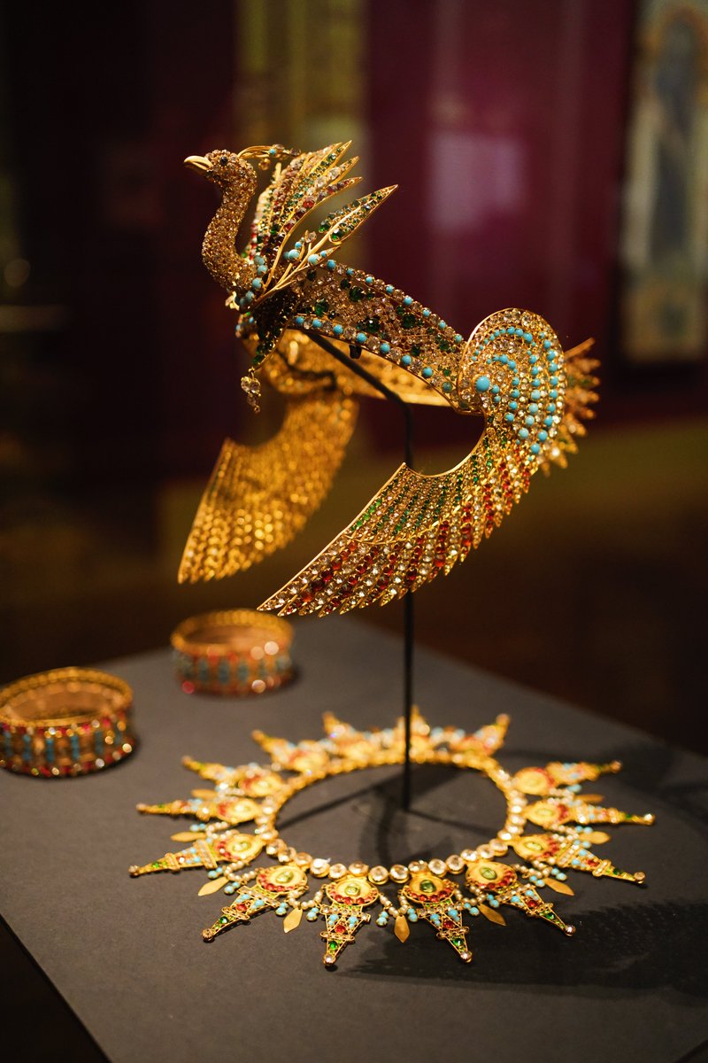 L'#expoSarahBernhardt présente les plus beaux costumes de la Divine, dont ces splendides accessoires qu'elle a portés pour la pièce « Cléopâtre » de Victorien Sardou 🎭

© BnF / Louise Ebel