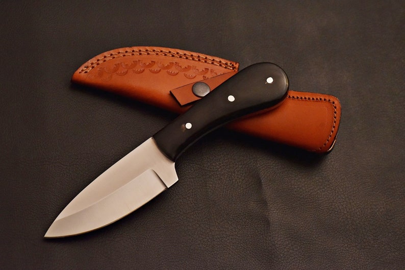 ShoponeOnline's tweet photo. Handmade Jehan's Knife 1095 steel with Buffalo horn handle

#knife #knives #edc #knifeporn #knifelife #everydaycarry #handmade #knifenut #knifemaker #knifemaking #blade #knifecollection #edcknife #edcgear #knifecommunity #bushcraft #knifepics #edccommunity #customknives #knivesof https://t.co/Bfvnwm5qKF
