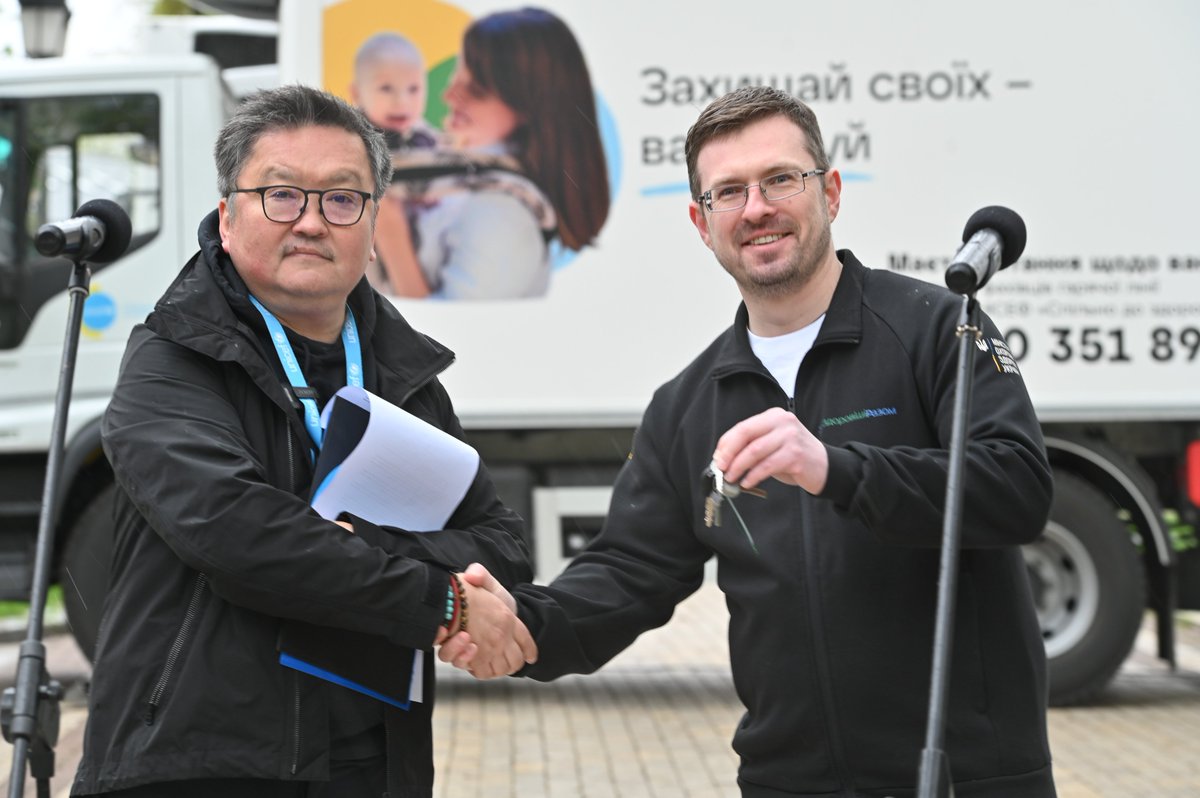 UNICEF_UA's tweet photo. #UNICEF's commitment to protect #UkraineChildren from diseases amidst war continues: 6 new refrigerated vehicles were delivered to ensure every child can be reached with lifesaving vaccines.
@MoH_Ukraine 
#VaccinesWork #WordlImmunizationWeek https://t.co/cWng00dSBj