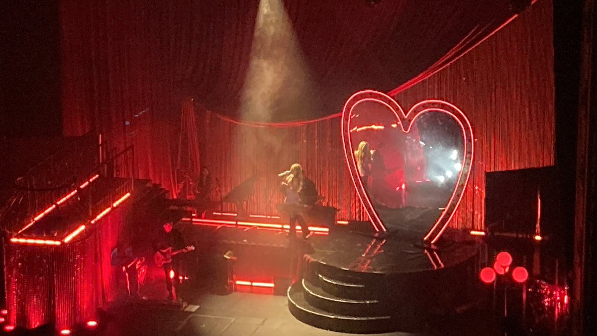 itscassxlynn's tweet photo. emails i can’t send 💌 #EICSKansasCity @SabrinaAnnLynn #EmailsICantSendTour https://t.co/L8LlXriM3O
