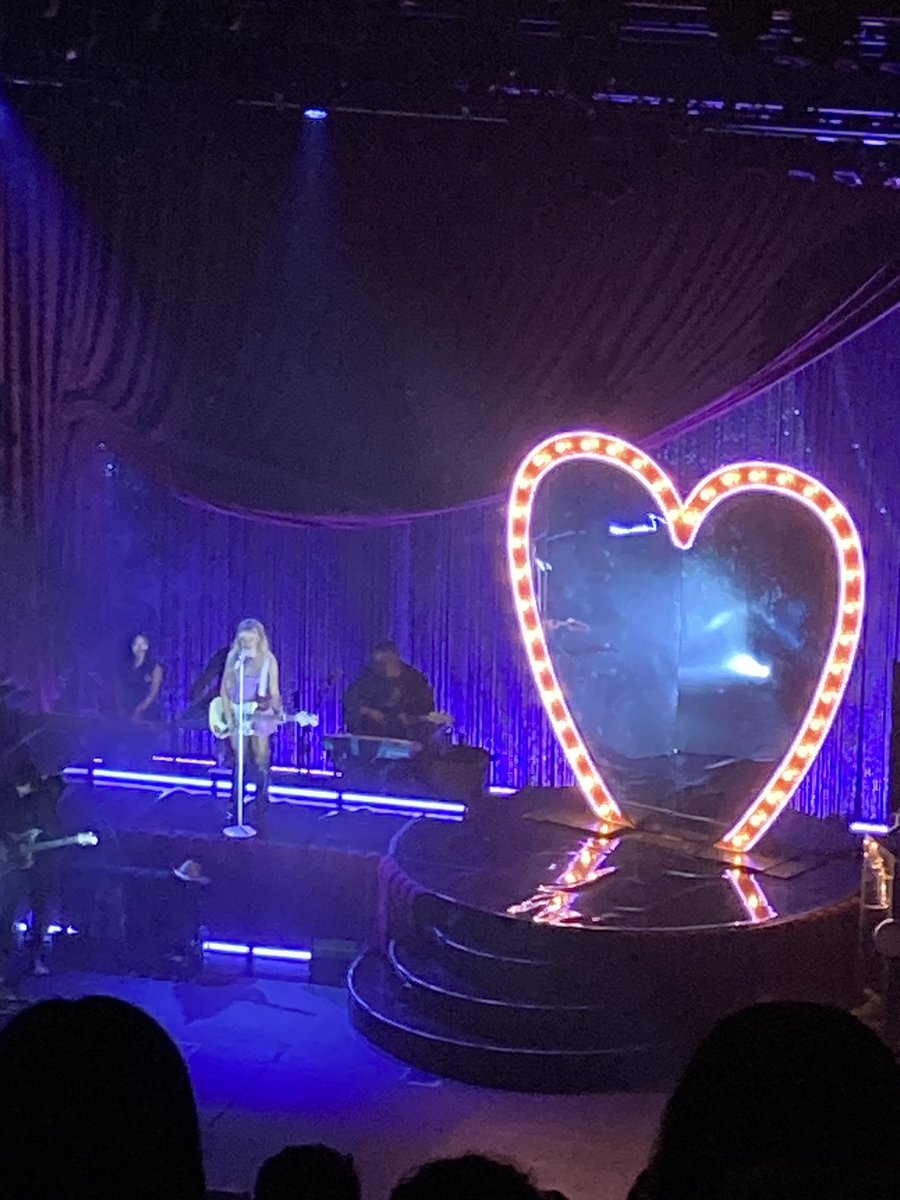 itscassxlynn's tweet photo. emails i can’t send 💌 #EICSKansasCity @SabrinaAnnLynn #EmailsICantSendTour https://t.co/L8LlXriM3O