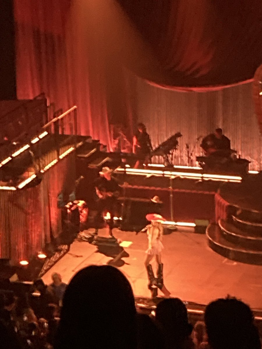 itscassxlynn's tweet photo. emails i can’t send 💌 #EICSKansasCity @SabrinaAnnLynn #EmailsICantSendTour https://t.co/L8LlXriM3O