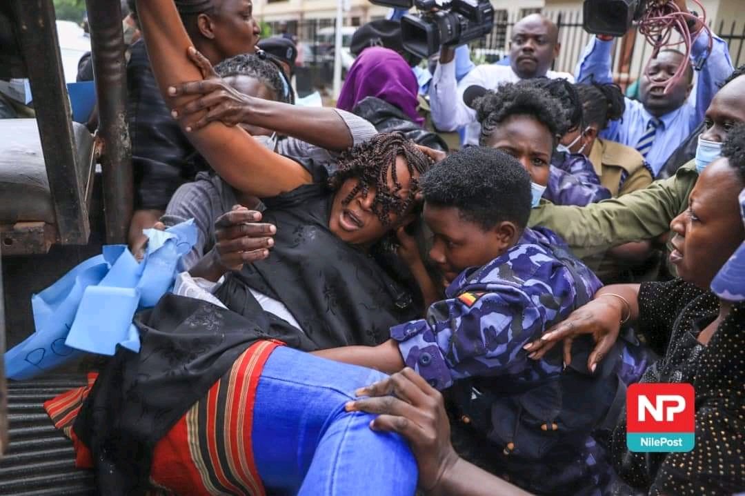 They always use the excuse that violence is reserved for violent protestors. Today has proved otherwise. These women seemed very peaceful and didn't even have weapons. The entire police force doesn't have the public's interest in mind.!!
#LALISA
#StopPoliceBrutalityInUganda